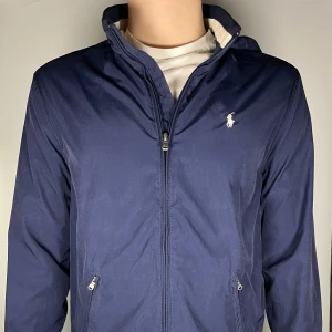 Ralph lauren windbreaker  - En riktig snygg och trendig Ralph lauren windbreaker i bra skick, storlek S, vid frågor är de bara att skriva 