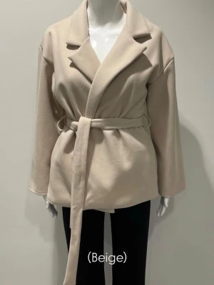 Beige omlott kappa  - Beige omlott kappa med bälte från missäy, aldrig använd eftersom jag fick hem fel storlek och inte gick att returnera🌸