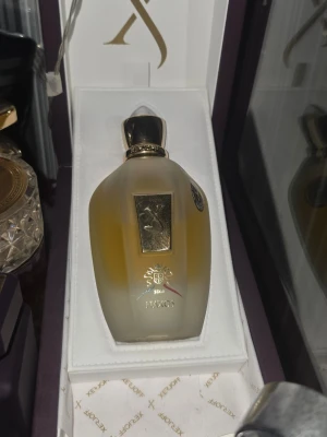 Xerjoff Naxos EDP 100ml - Lyxig parfym från Xerjoff, Naxos EDP, i en snygg flaska på 100 ml. Perfekt för dig som vill sticka ut med en exklusiv doft och elegant design. Mer än hälften kvar nog 85 till 90% kvar av 100ml. Orginal box följer med. Köpt ifrån boozt för nästan 1 år sen