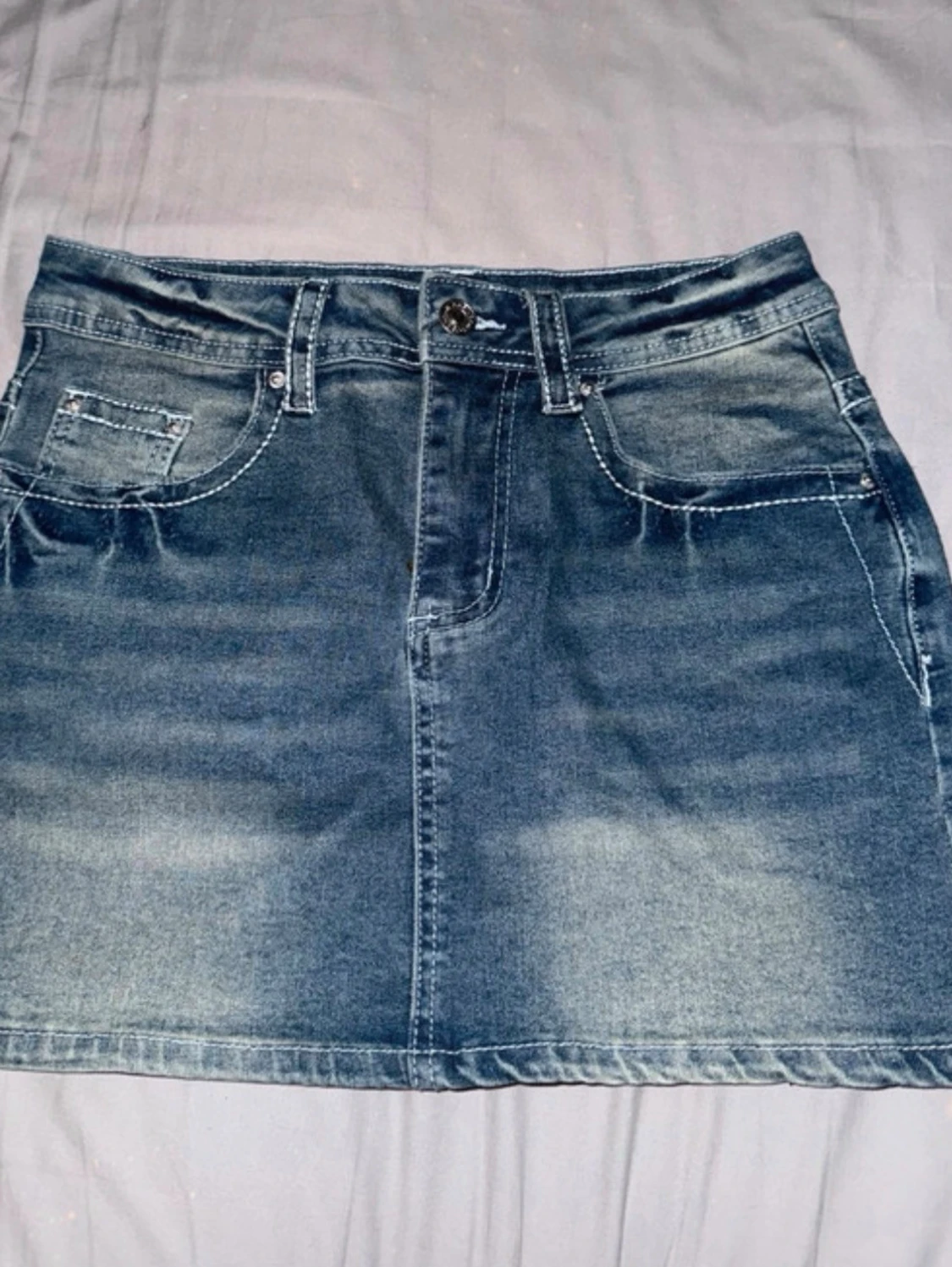 Blå jeanskjol med broderade fjärilar - 3