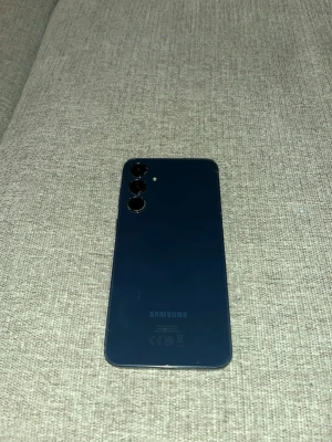 Samsung Galaxy A-35 5G - Samsung Galaxy S23 i mörkblå färg med trippelkamera på baksidan. Mobilen ser ut att vara i gott skick utan bara att den har lite småskador på sidorna och på kamerorna men det påverkar inte mobilen alls. Perfekt för dig som vill ha en kraftfull Android-telefon med modern design och hög kamerakvalitet. 128 gb lagring och batterin håller väldigt länge kan jag säga. Priset kan diskuteras