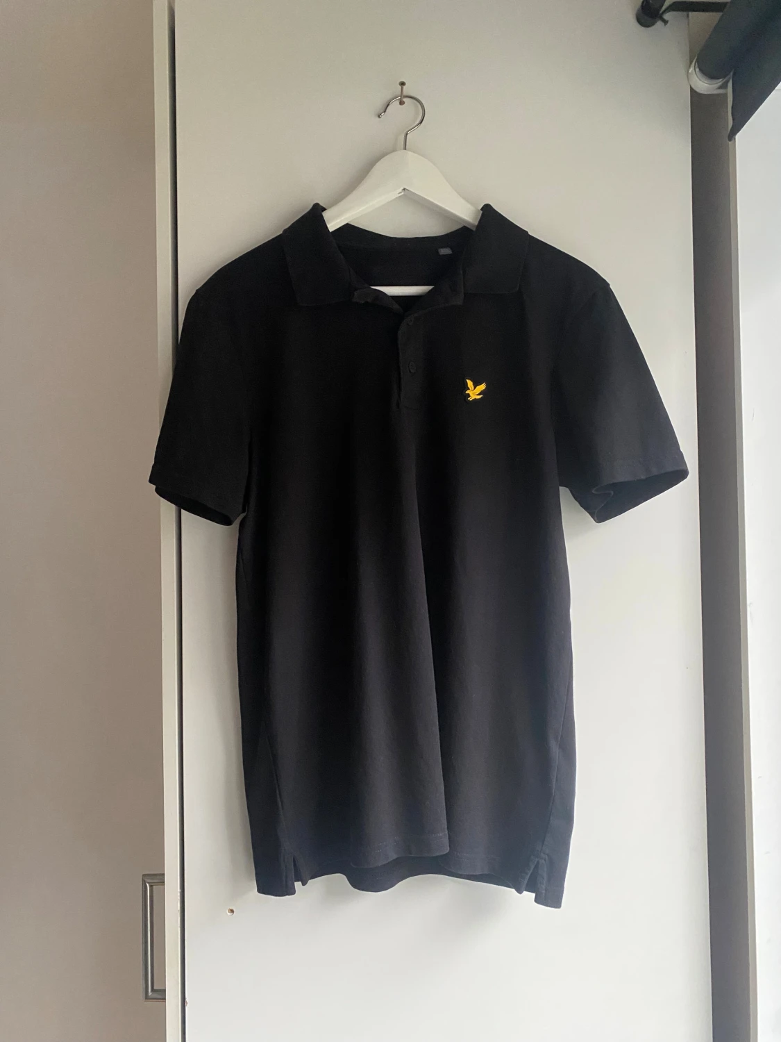 Svart piké från Lyle & Scott