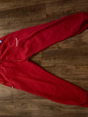Röda mjukisbyxor med LOYALTY-tryck - Säljer ett par röda mjukisbyxor. Den har små fläckar som inte går bort men är inte jätte synligt