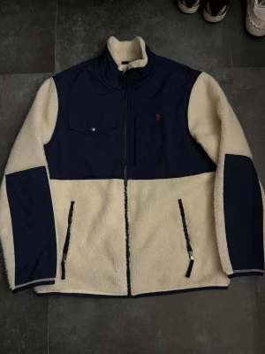 Ralph lauren teddy fleece - Tjena, säljer nu dessa riktigt snygga och populära Ralph lauren fleece jackan, den är i fint skick, inga skador, storlek L, passar runt 185+, hör av er vid frågor och funderingar🙌🤝