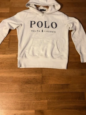 Snygg Ralph lauren hoodie - Säljer min Ralph Lauren hoodie eftersom den är för liten tröjan har inga märkvärdiga defekterer men är använd 
