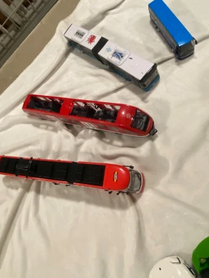 Ingen väst på bilderna - Bilderna visar leksaksbilar, lastbilar och bussar men ingen väst finns med. Vänligen ladda upp en bild på en väst för att få en beskrivning.