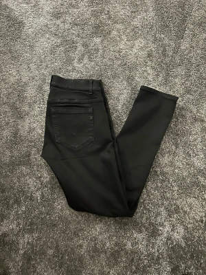 Dondup jeans  - Svarta dondup jeans, mycket bra skick, inga defekter, 102cm i längd, hör av dig om du är intresserad