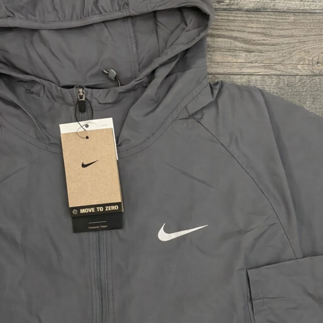 Grå vindjacka från Nike med huva - 2