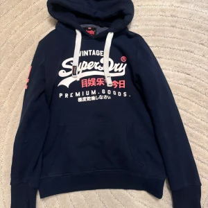 Superdry hoodie - Superdry hoodie | stl L passar M | pris 399kr | skick~ 9/10( Inga defekter) | vid intresse eller behov av fler bilder kom dm.