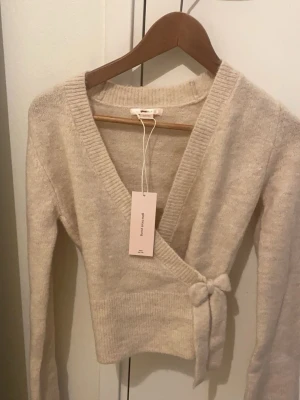 Wrap cardigan  - Helt ny kofta med gullig detalj 💕