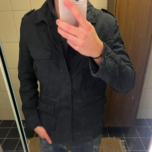 Svart parkajacka från Aigle, stl L - Svart parkajacka från Aigle i storlek Large. Jag är 187cm och 75kg