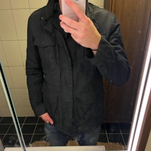 Jacka herr - Bläck jacka, står ej storklek med gissar på M. Jag är 187cm och 75kg