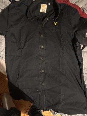 Svart McDonald's skjorta med knappstängning - McDonald’s skjorta. Äkta. Svår att få tag på