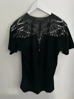 Svart t-shirt från Marcelo burlon - En unik Marcelo burlon T-shirt som är svår o få tag i, köpt på Urban mode. Storlek M.Såklart äkta