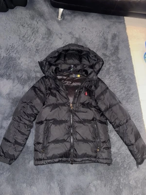 Svart dunjacka från Polo Ralph Lauren - Svart dunjacka från Polo Ralph Lauren, kan gå ner i pris vid snabbt köp✌🏼 