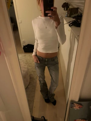 Grå low waist jeans  - Säljer ett par gråa jeans med låg midja och rak passform. Från zalando men säljs inte längre, långa i benen!(är 170cm)