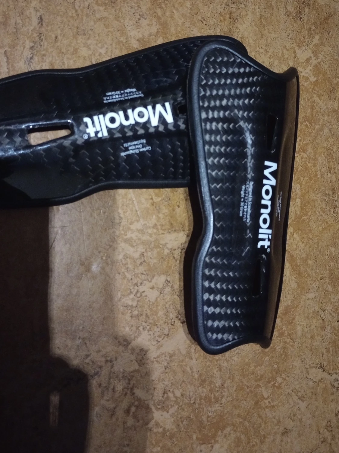 Monolit benskydd i kolfiber