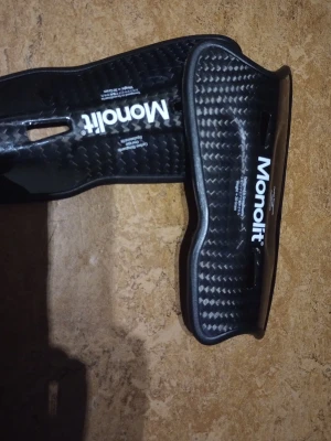 Monolit benskydd i kolfiber - Säljer ett par svarta Monolit benskydd i kolfiber med coolt rutmönster och vadderad insida. Superlätta och designade för fotbollsspelare som vill ha max skydd och stil på planen. Skandinavisk design och riktigt clean look.