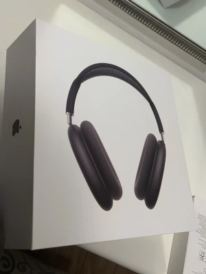 AirPods Max - Apple AirPods Max med Smart Case, helt ny i förpackning. Trådlösa over-ear hörlurar med aktiv brusreducering, hög ljudkvalitet och USB-C laddning. Perfekt för musik, film och samtal. Inga synliga skador eller slitage på kartongen.