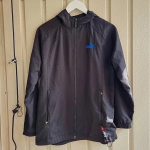 Svart vindjacka från Puma  - Materialet är lätt och syntetiskt. Står XL men sitter som L på mig som ofta har M i storlek.