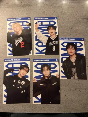 OFFICIAL Stray Kids ALBUM KARMA POSTER - NYA! (TRYCK ENDAST PÅ KÖP NU OM DU KÖPER ALLA!) Säljer för att jag inte har dom som bias, älskar gruppen och alla! Dessa är riktiga och kommer från albumet! Bestäm vilken du vill ha och skriv till mig. För varje så är det 70kr styck! (Priset kan diskuteras om!) OFFICIAL FROM JYP! från Stray Kids med deras 4:e album 'KARMA'! Perfekt för dig som älskar K-pop och vill ha snygga samlarkort med medlemmarna. 