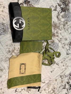 Svart läderbälte - Hej, jag säljer denna otroligt fina läderbälte. Har haft den i några månader och nu väljer jag att sälja den. Allt i bilden kommer med. Tveka inte att höra av dig!