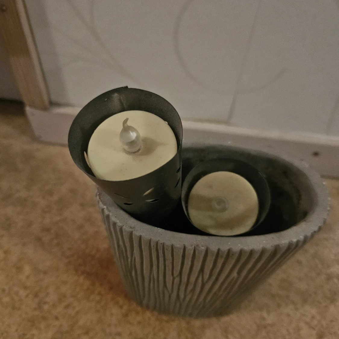 Grå kruka med batteridrivna ljus - 2