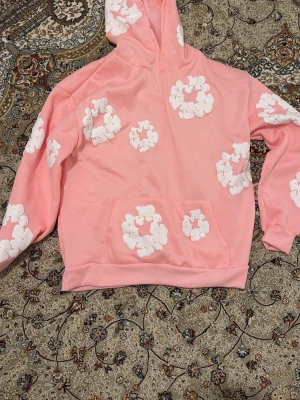 Denim tear Rosa hoodie - Den bästa tröjan för självförtroendet och den kommer med bästa kvaliteten, har aldrig använt den har bara provat och känt av den varma hoodie känslan en lätt 10/10 kvalitet 