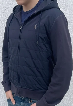 Ralph Lauren Cardigan Jacka - Tjena! Säljer nu denna Ralph Lauren cardigan jackan. Storlek M - Modellen på bild är 182cm. Skick 9/10 - Nypris på denna är ca 2500 och mitt pris 1499, (pris kan diskuteras vid snabb affär). Hör gärna av er vid minsta fundering/fråga. MVH JL STORE
