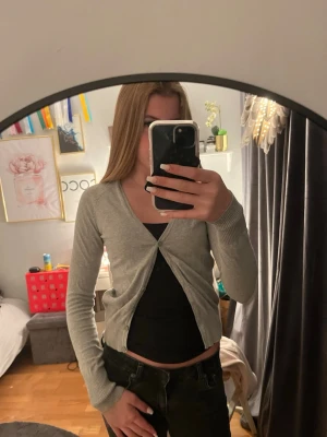 Grå kofta - Jätte söt grå thight kofta ifrån h&m i storlek 34💞Har inte kommit till användning så mycket då jag säljer den! Kolla gärna mina andra annonser!