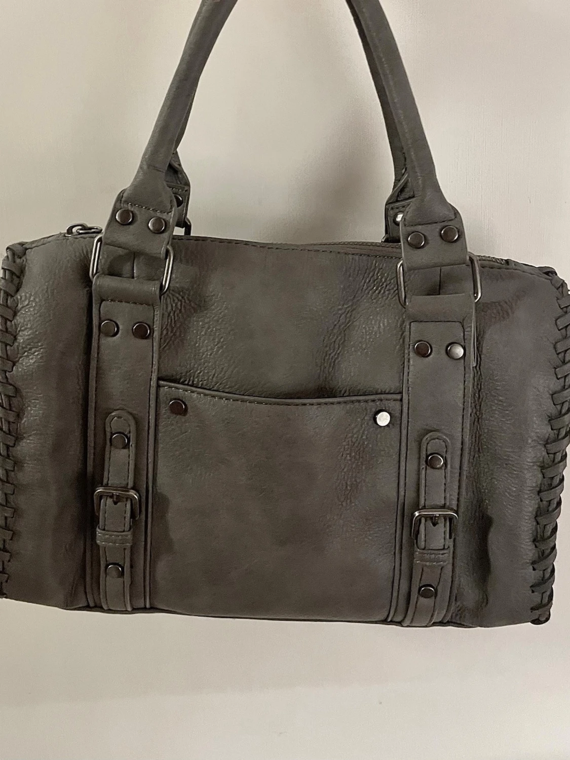 Grå handväska med detaljer