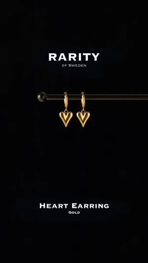 Heart Earring - Gold: Unika guldiga örhängen med hjärtan - Otroligt snygga örhängen med hjärtan i rostfritt stål!! Örhängena är i fin guldig färg och passar så bra för att piffa upp en outfit och lägga till en extra detalj🪽Likt alla andra våra smycken tål dessa örhängen vatten och håller sitt glans länge!! Vid frågor eller funderingar - välkommen att skriva till oss🪽