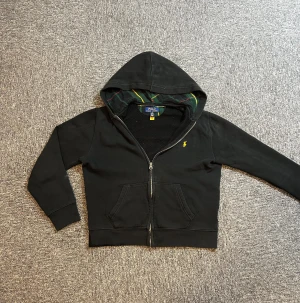 Ralph loren hoodie - En Ralph loren hoodie i 14-16 men jag skulle säga 11-13. Den är i fint skick och nästan alldrid används. Priser är 400 men går att diskutera. Skicka för fler bilder eller frågor. 152 Cm