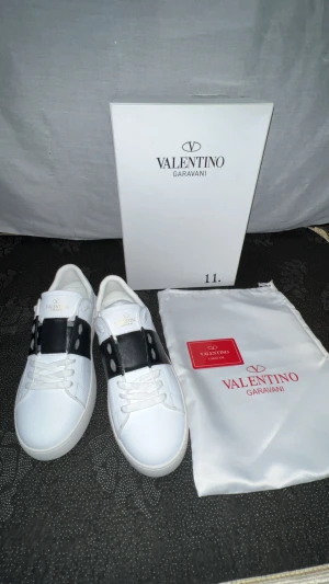 Valentino Garavani  - Säljer exklusiva Valentino Garavani skor i nyskick. Skorna är helt oanvända, 100 % original och i perfekt skick. En tidlös design med hög kvalitet och lyxig känsla – perfekt för dig som vill sticka ut med stil.