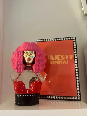 Parfym - Helt ny nicki minaj parfym i doften minajesty. 100 ml, kartong fås med 