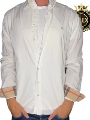 Vit Burberry skjorta - Berbery skjorta | färg vit | storlek xs-s | självklart äkta! | skriv vid frågor eller mer bilder! Mvh MD closet⚜️ 