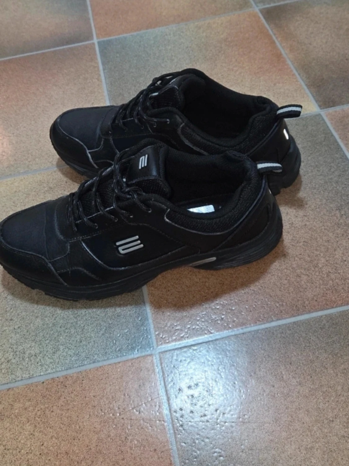 Svarta Promenadskor i Äkta Skinn, Använda 1 gång, Stl 39 - 2