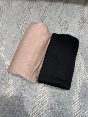 2 jersey hijabs - Both made in UAE, good material and good condition. One 5€, two 10€. The length is 150 cm and width is 60 cm.