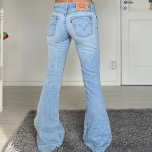 Levis - Midjemått: 37cm rakt över, innerbenslämgd: 79cm 💕