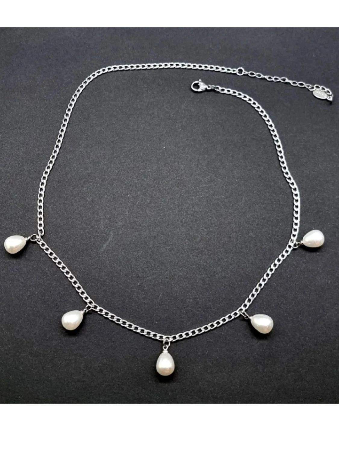 Stilfullt halsband med pärlor  - 1