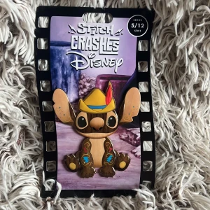 Stitch Crashes Disney Jumbo Pin 5 - The Adventures of Pinocchio - Stitch Crashes Disney nummer 5 av 12 - Pinocchio. Stitch har förvandlats till Pinocchio och kollar man noggrant kan man se lite roliga detaljer. I original förpackning. Priset är högre då det är ett samlarobjekt 