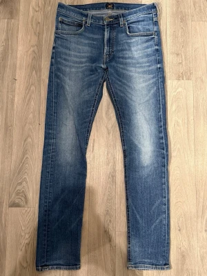Lee Luke Jeans Blå W31 L32 - Blåa Lee Luke Jeans i fint skick med sjuk tvätt i storlek W31/L32. Mått - Midja: 40cm, Benlängd: 102,5. Modellen är 185cm & 63kg. Hör av dig vid funderingar!🤩