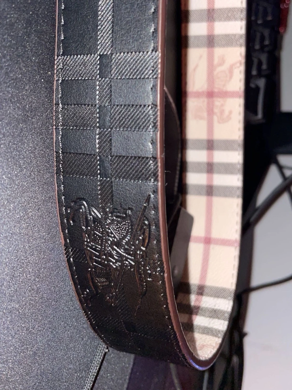 Svart rutig skinnväst med B-spänne - 1