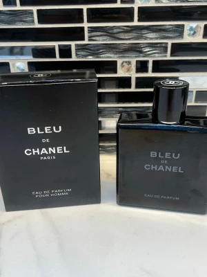 Bleu de Chanel Eau de Parfum - Stilren och ikonisk herrparfym från Chanel, 100 ml Eau de Parfum. Tillverkad i Frankrike. Ingredienser: Alcohol, Parfum (Fragrance), Aqua (Water), Limonene, Linalool, Citronellol, Geraniol, Citral, m.fl. Perfekt för dig som vill sticka ut med klass.