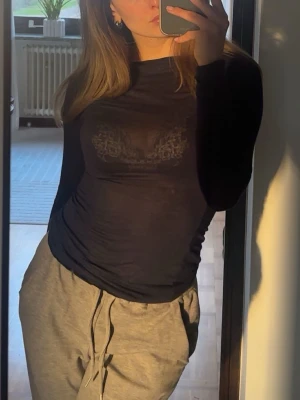 Långärmad topp från Intimissimi - Säljer en mörkblå långärmad topp från Intimissimi. Använts fåtal gånger och i bra skick, inga hål eller liknande. Säljer då den inte används längre. Storlek S 🌸