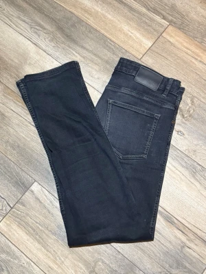 Hugo Boss jeans - Tja säljer nu dessa riktigt schyssta Hugo Boss slim fit jeans i storlek W32 L34, Skick 8/10. Nypris ca 1500kr. Vid minsta lilla fundering så är det bara att höra av sig.