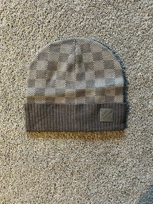 Louis Vuitton mössa - Grå LV mössa | Skick - 10/10 | Priset är vad det är av en anledning 🙌