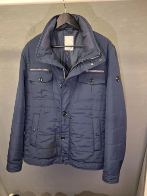 J Lindeberg vinter field jacket - En brutalt snygg, varm och skön field jacka från j Lindeberg! Perfekt för vintern! Size XXL sitter som L-XL då den är smal och liten i storleken! Hör av dig vid minsta fundering 🤩