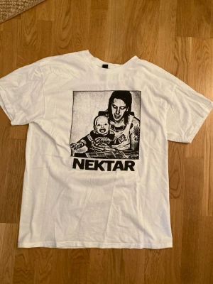 Vit NEKTAR t-shirt - Det nektar merch i storlek L (stor i storlek). Köpte på deras kafé 44 spelning!!