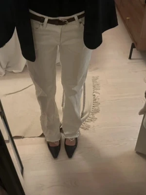 Vita jeans - Säljer ett par vita jeans från lager 157. De är köpta från Vinted (bilderna är lånade från Vinted) och säljer då dom inte passade mig. De är avklippta längst ner. Bra skick💗💗